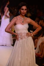 Model walk the ramp for Kashi Jewels on Day 4 of IIJW 2013 on 7th Aug 2013 (66).JPG